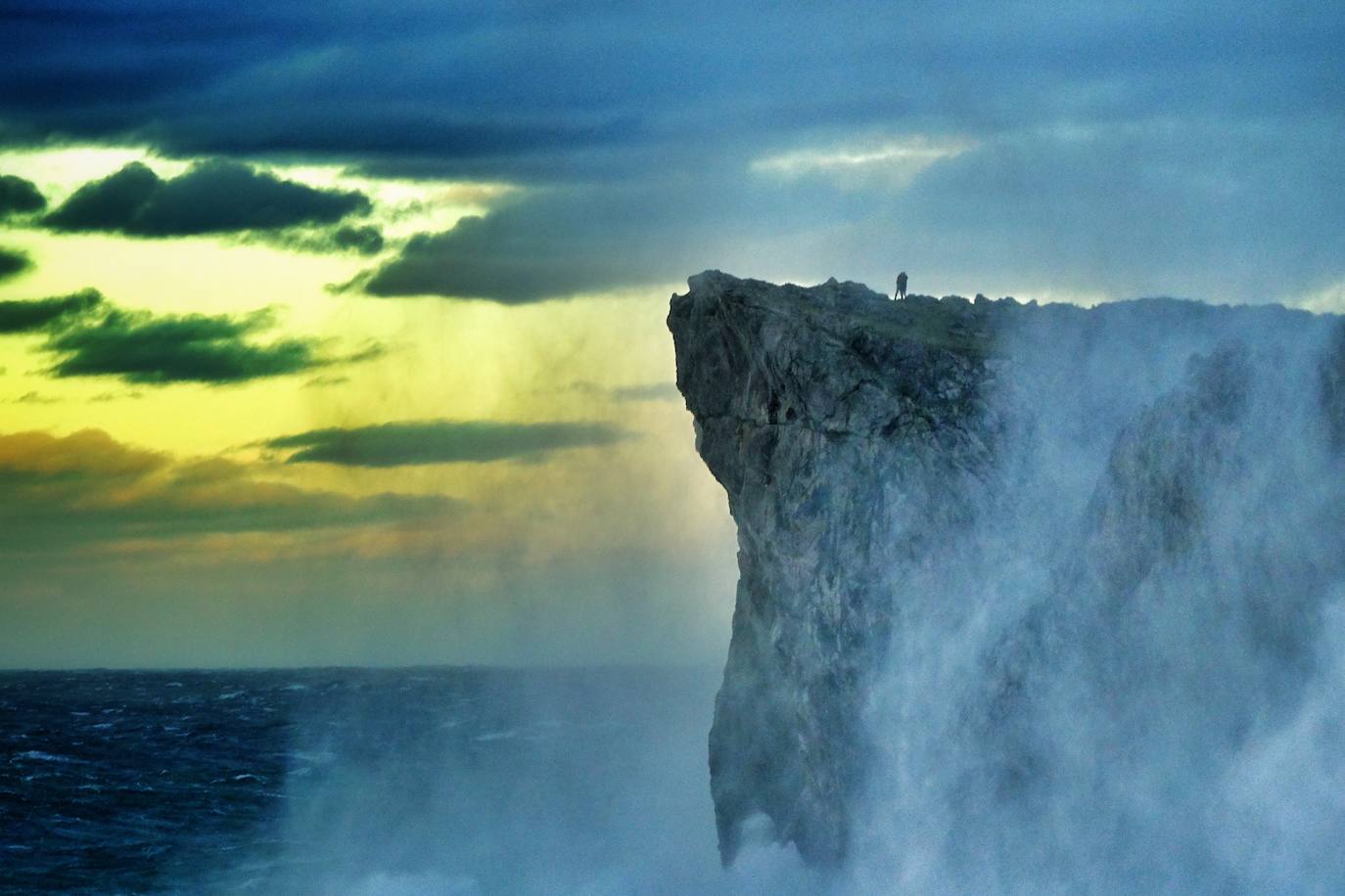 La borrasca 'Bella' tiene a Asturias en alerta roja por olas de hasta 10 metros.