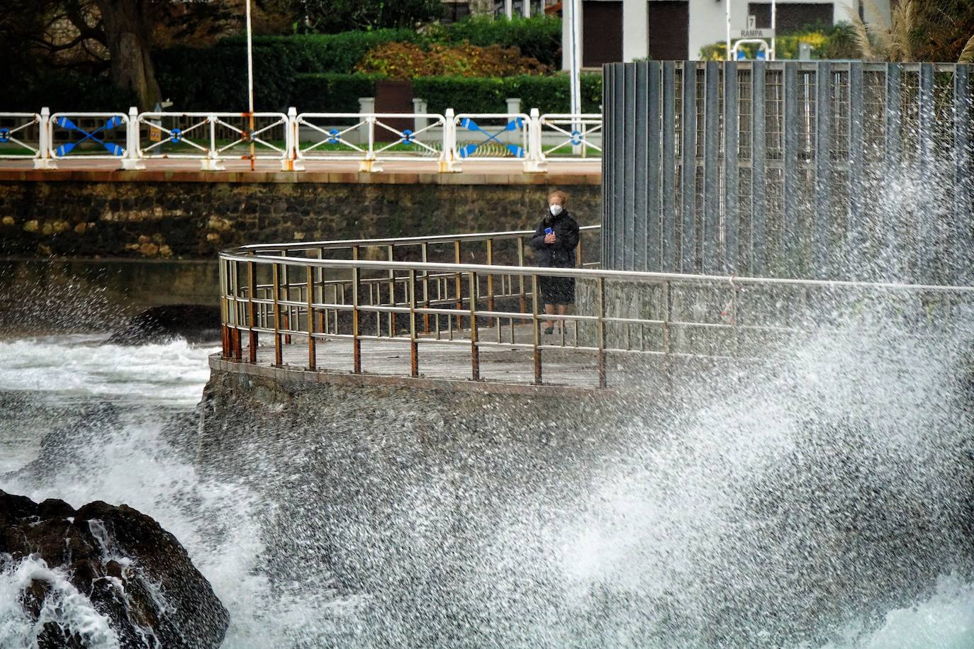 La borrasca 'Bella' tiene a Asturias en alerta roja por olas de hasta 10 metros.