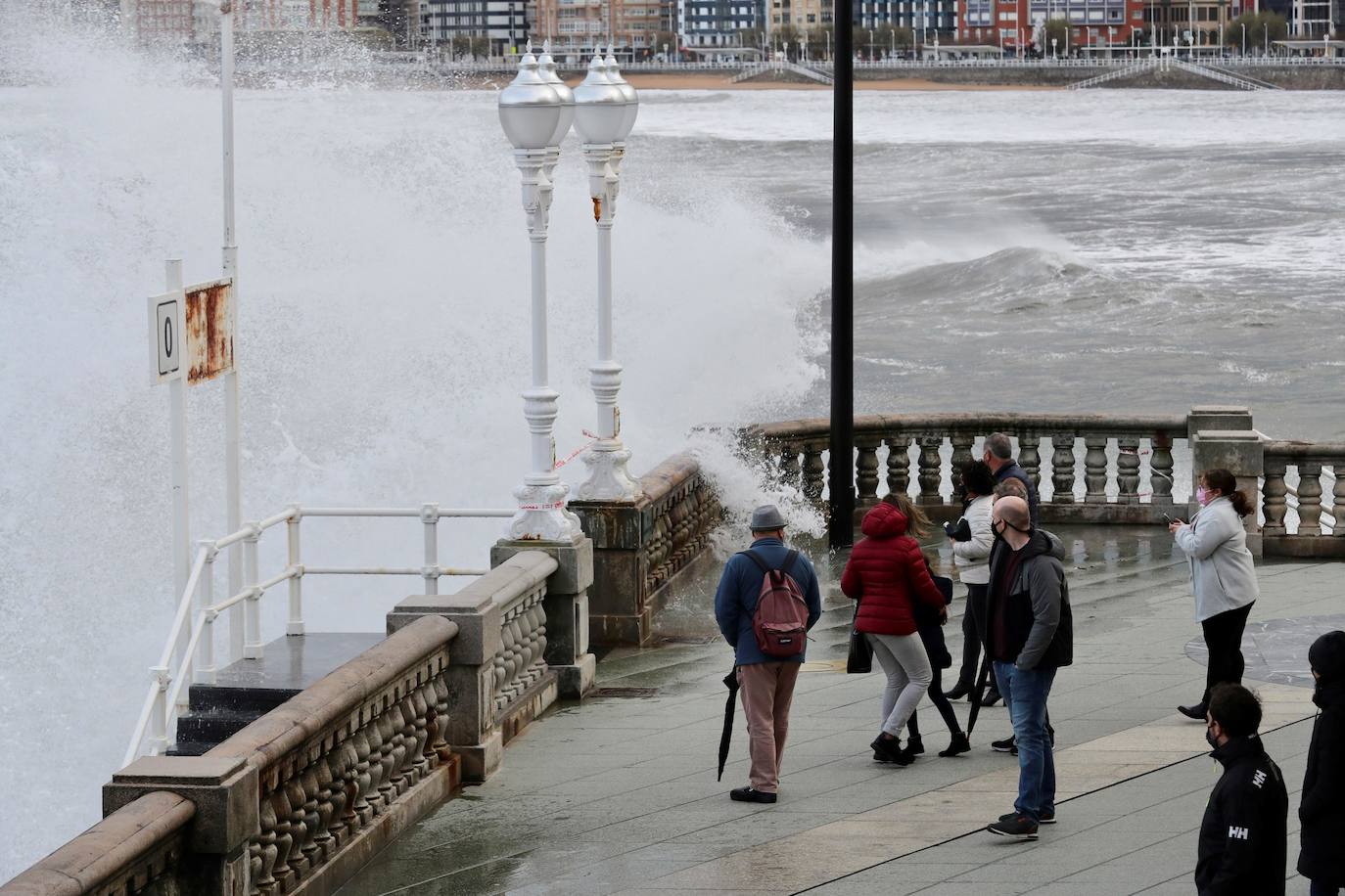 La borrasca 'Bella' tiene a Asturias en alerta roja por olas de hasta 10 metros.