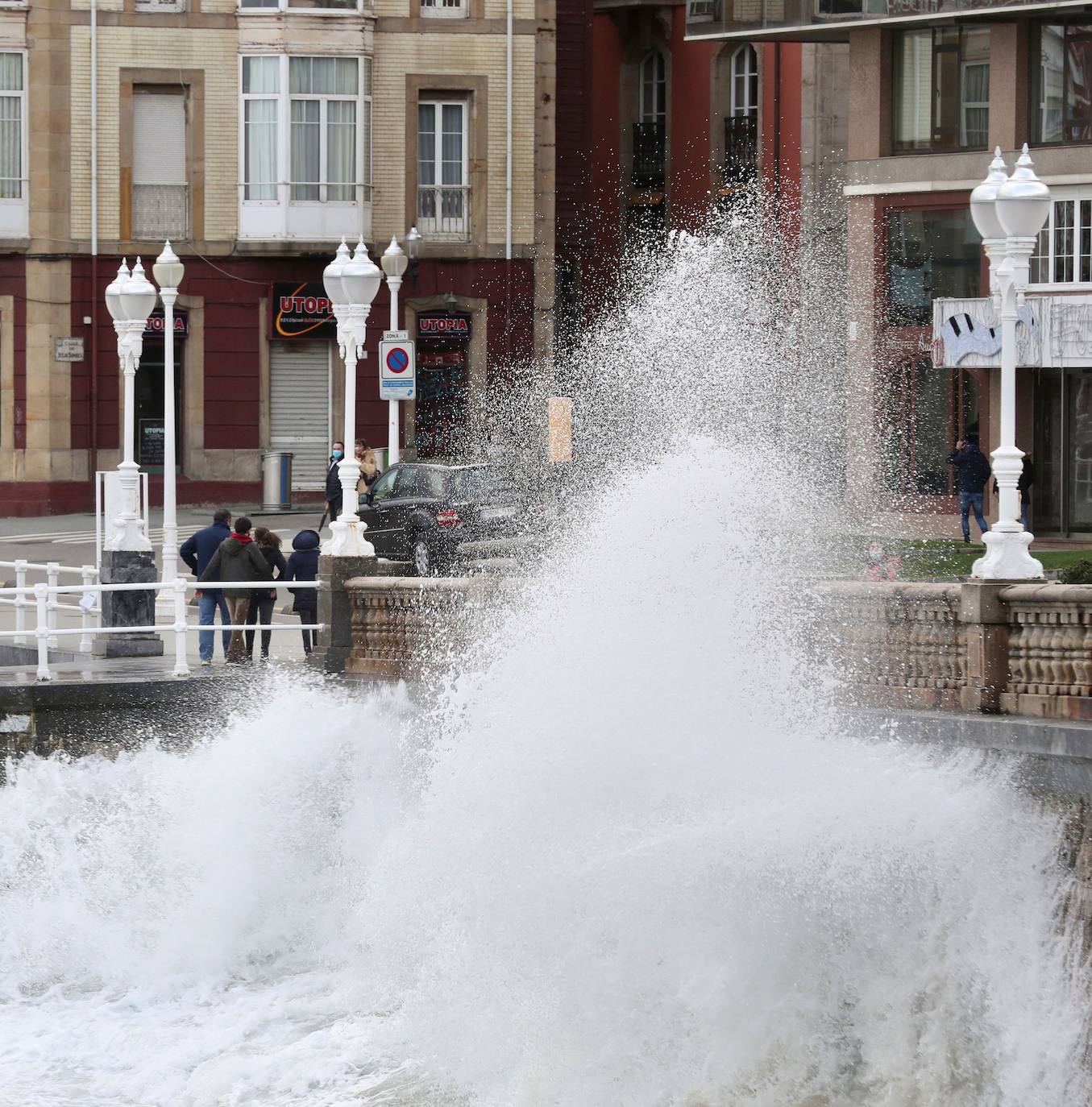 La borrasca 'Bella' que azota la cornisa Cantábrica deja rachas de hasta 110 kilómetros por hora y olas de diez metros en la región.