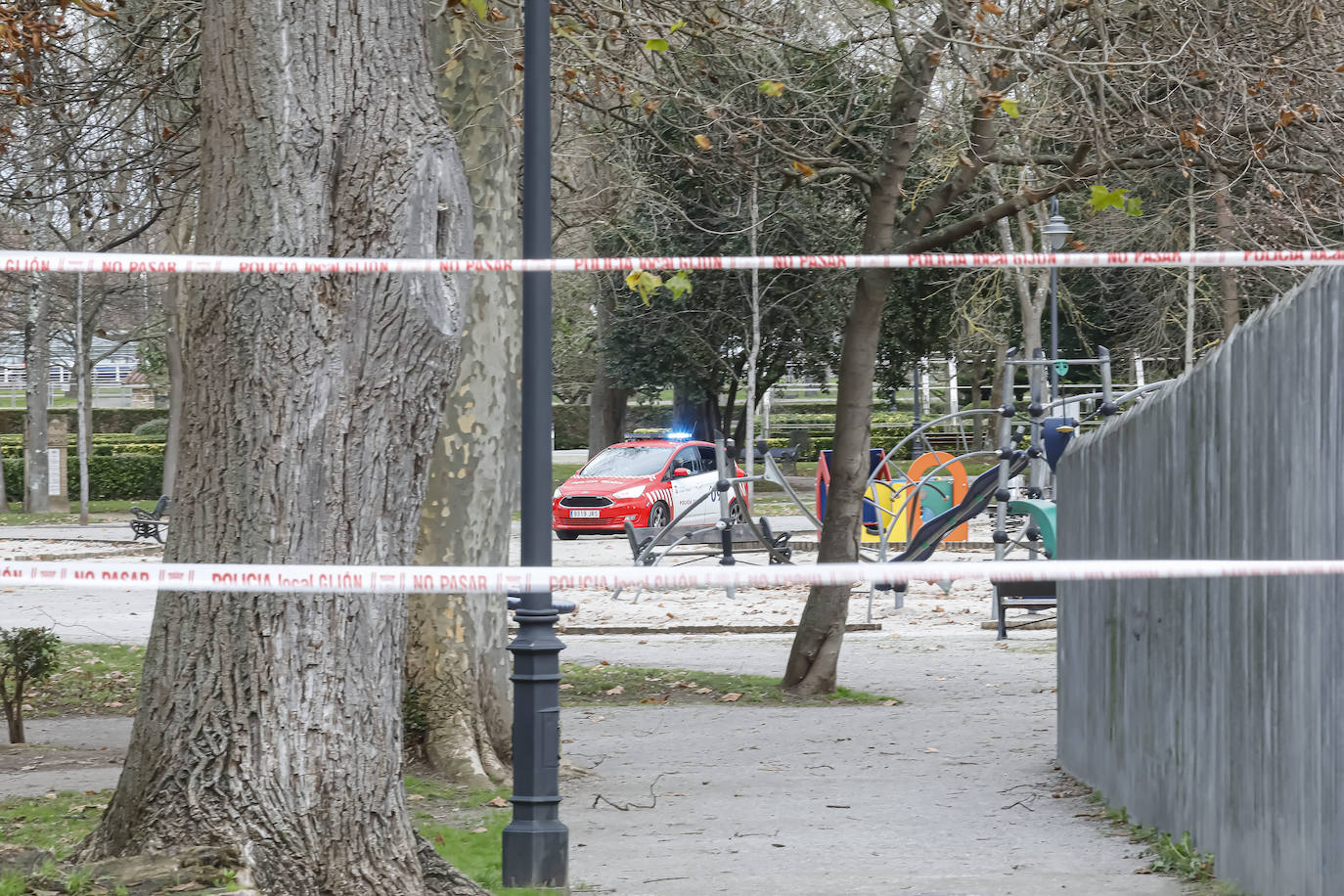 La borrasca 'Bella' que azota la cornisa Cantábrica deja rachas de hasta 110 kilómetros por hora y olas de diez metros en la región.
