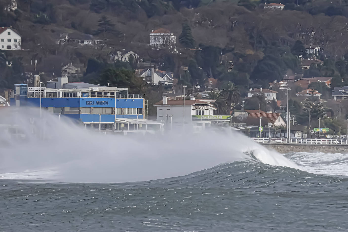 La borrasca 'Bella' que azota la cornisa Cantábrica deja rachas de hasta 110 kilómetros por hora y olas de diez metros en la región.