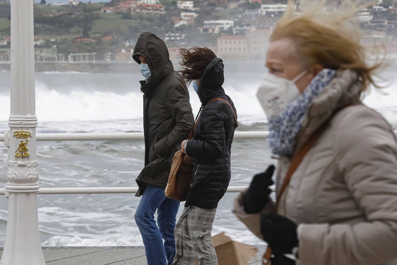 La borrasca 'Bella' que azota la cornisa Cantábrica deja rachas de hasta 110 kilómetros por hora y olas de diez metros en la región.