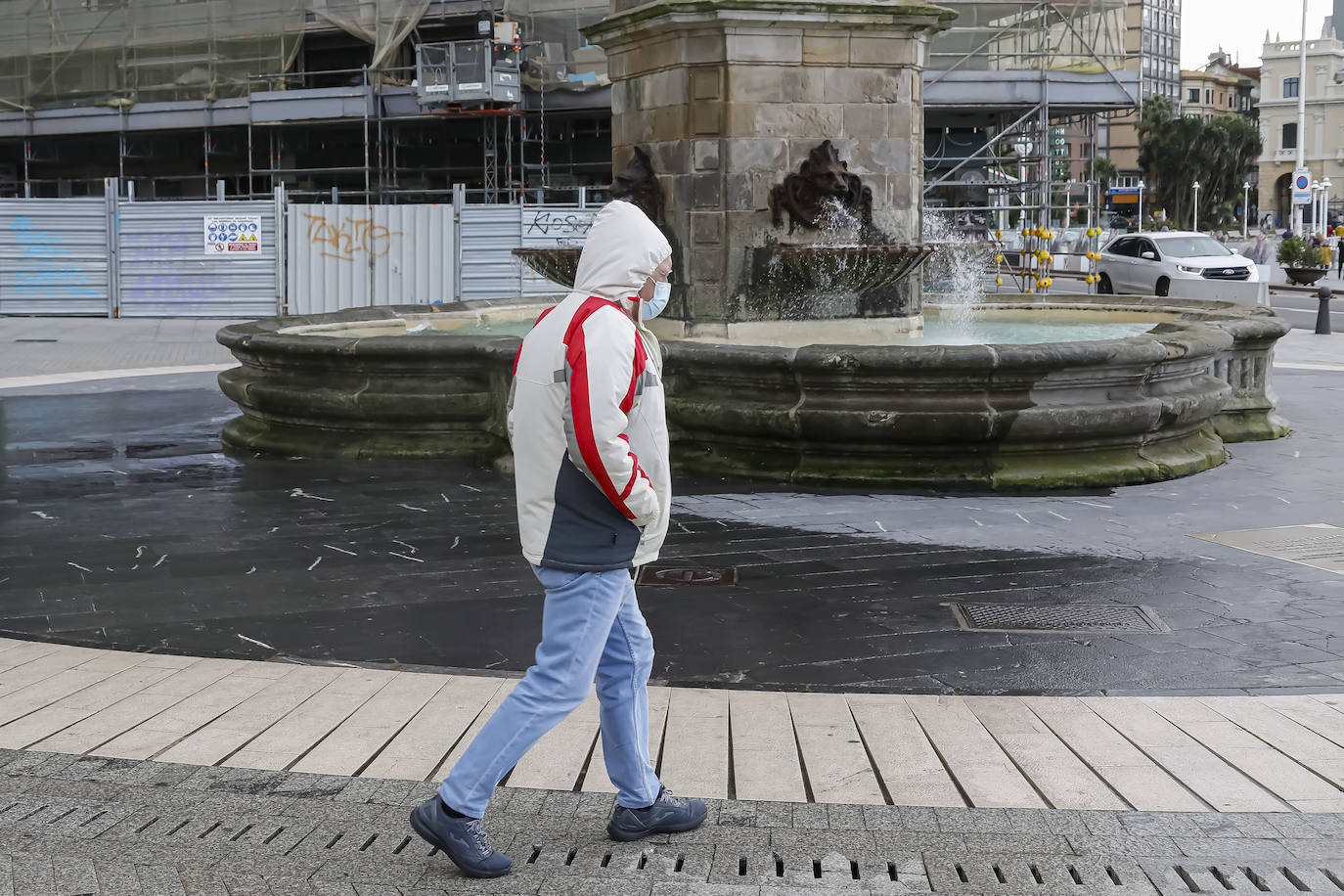La borrasca 'Bella' que azota la cornisa Cantábrica deja rachas de hasta 110 kilómetros por hora y olas de diez metros en la región.