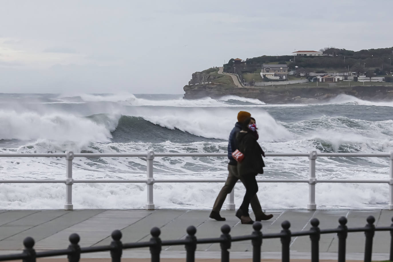 La borrasca 'Bella' que azota la cornisa Cantábrica deja rachas de hasta 110 kilómetros por hora y olas de diez metros en la región.