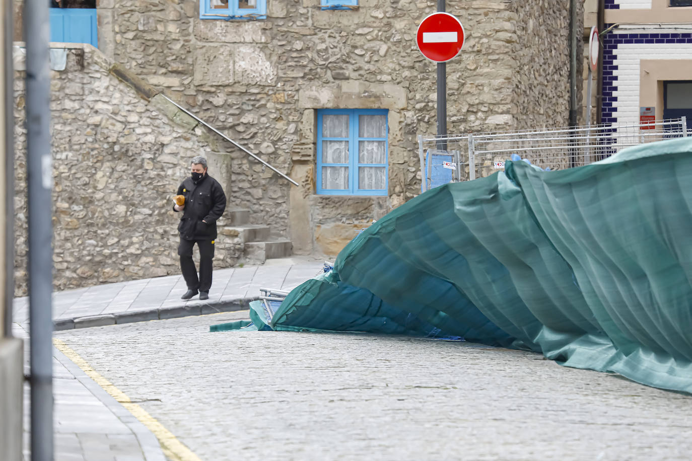 La borrasca 'Bella' que azota la cornisa Cantábrica deja rachas de hasta 110 kilómetros por hora y olas de diez metros en la región.