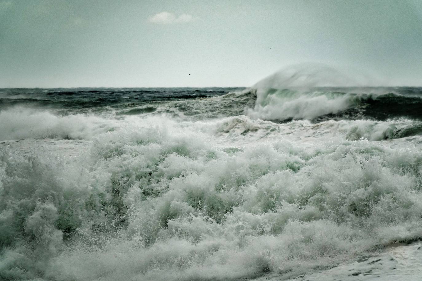 La borrasca 'Bella' que azota la cornisa Cantábrica deja rachas de hasta 110 kilómetros por hora y olas de diez metros en la región.