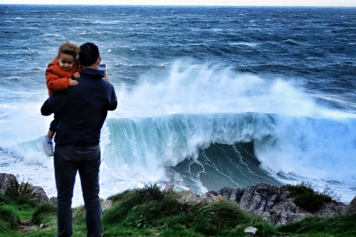 La borrasca 'Bella' que azota la cornisa Cantábrica deja rachas de hasta 110 kilómetros por hora y olas de diez metros en la región.