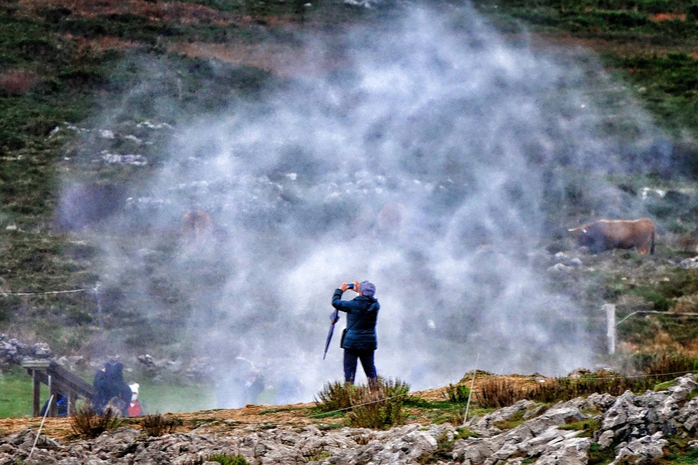 La borrasca 'Bella' que azota la cornisa Cantábrica deja rachas de hasta 110 kilómetros por hora y olas de diez metros en la región.