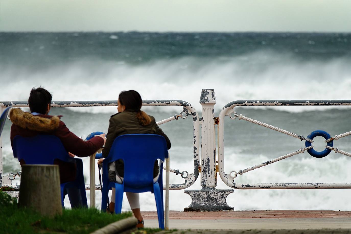 La borrasca 'Bella' que azota la cornisa Cantábrica deja rachas de hasta 110 kilómetros por hora y olas de diez metros en la región.