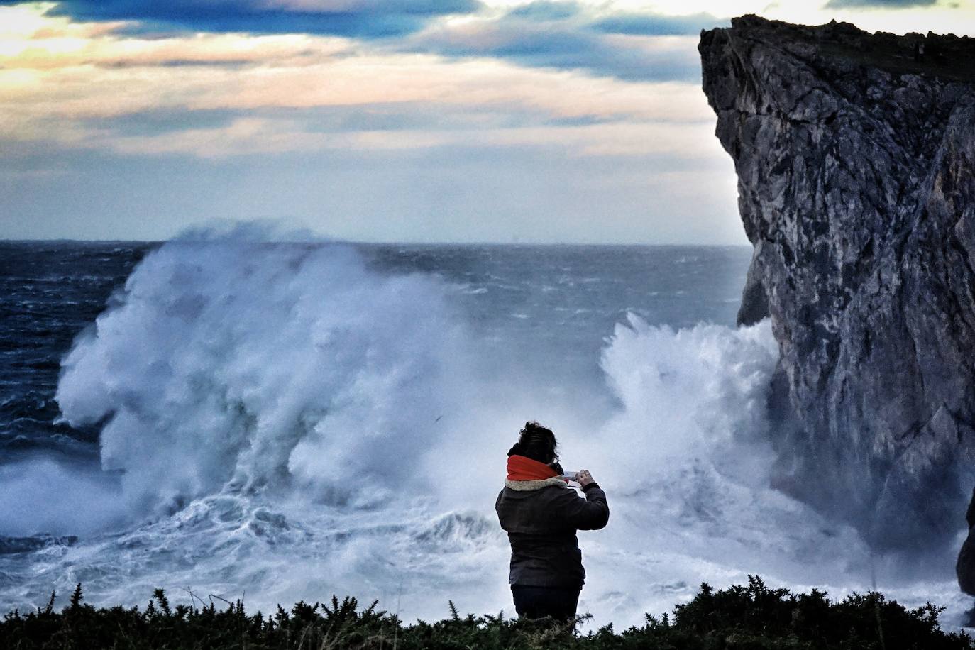La borrasca 'Bella' que azota la cornisa Cantábrica deja rachas de hasta 110 kilómetros por hora y olas de diez metros en la región.
