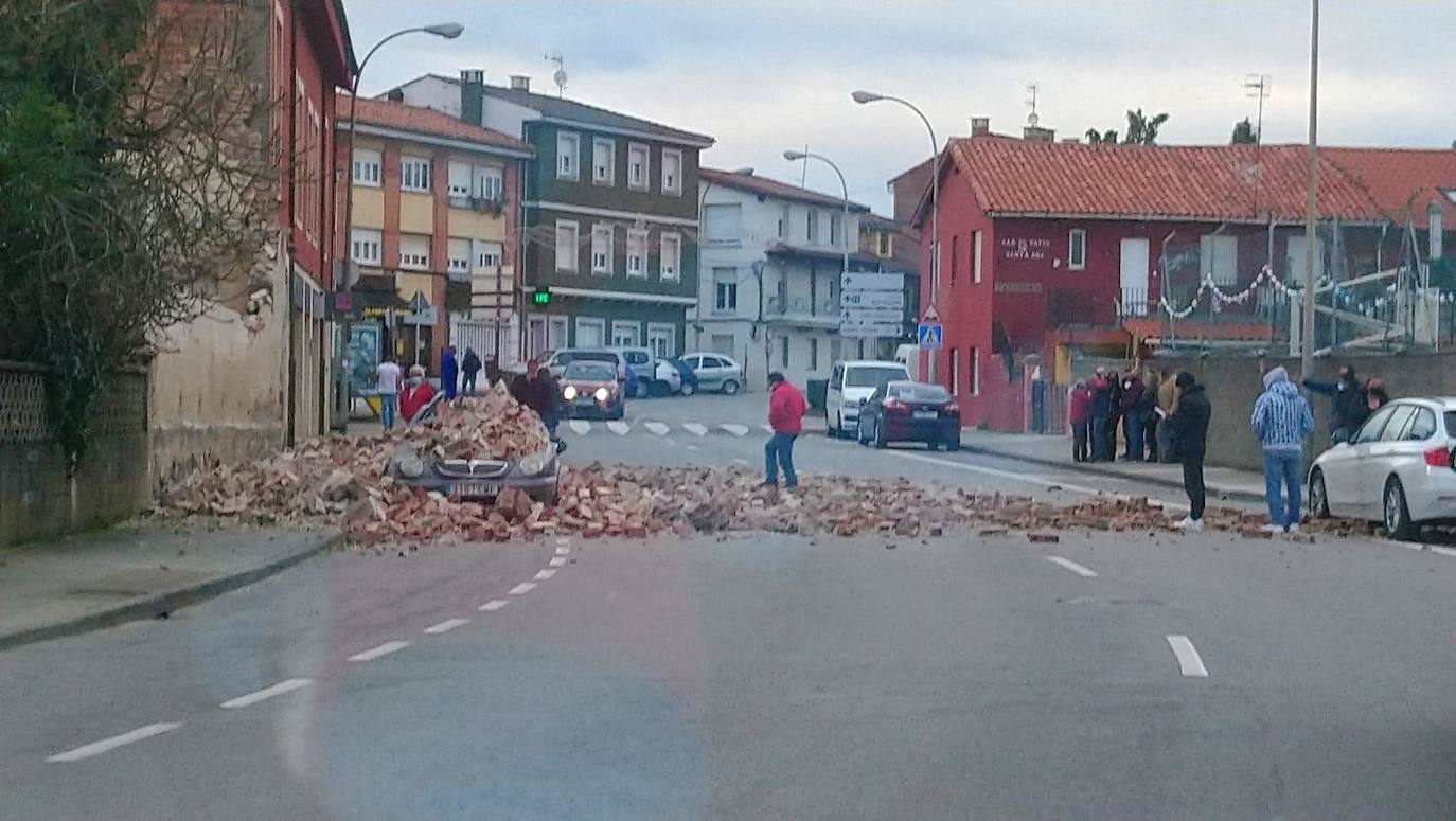 La borrasca 'Bella' que azota la cornisa Cantábrica deja rachas de hasta 110 kilómetros por hora y olas de diez metros en la región.