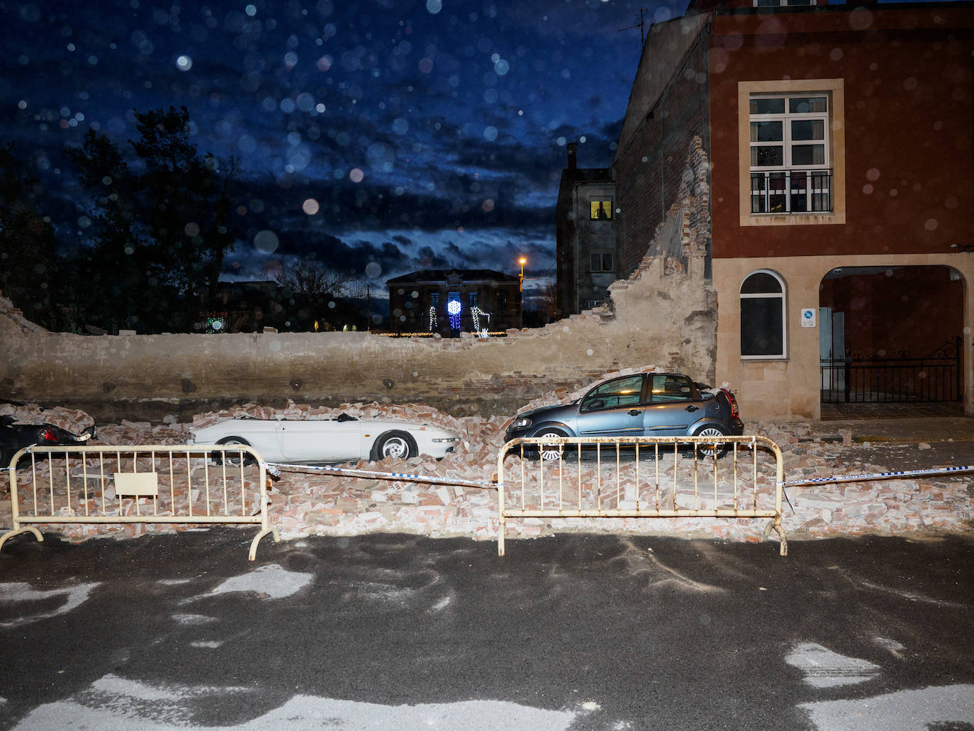 La borrasca 'Bella' que azota la cornisa Cantábrica deja rachas de hasta 110 kilómetros por hora y olas de diez metros en la región.