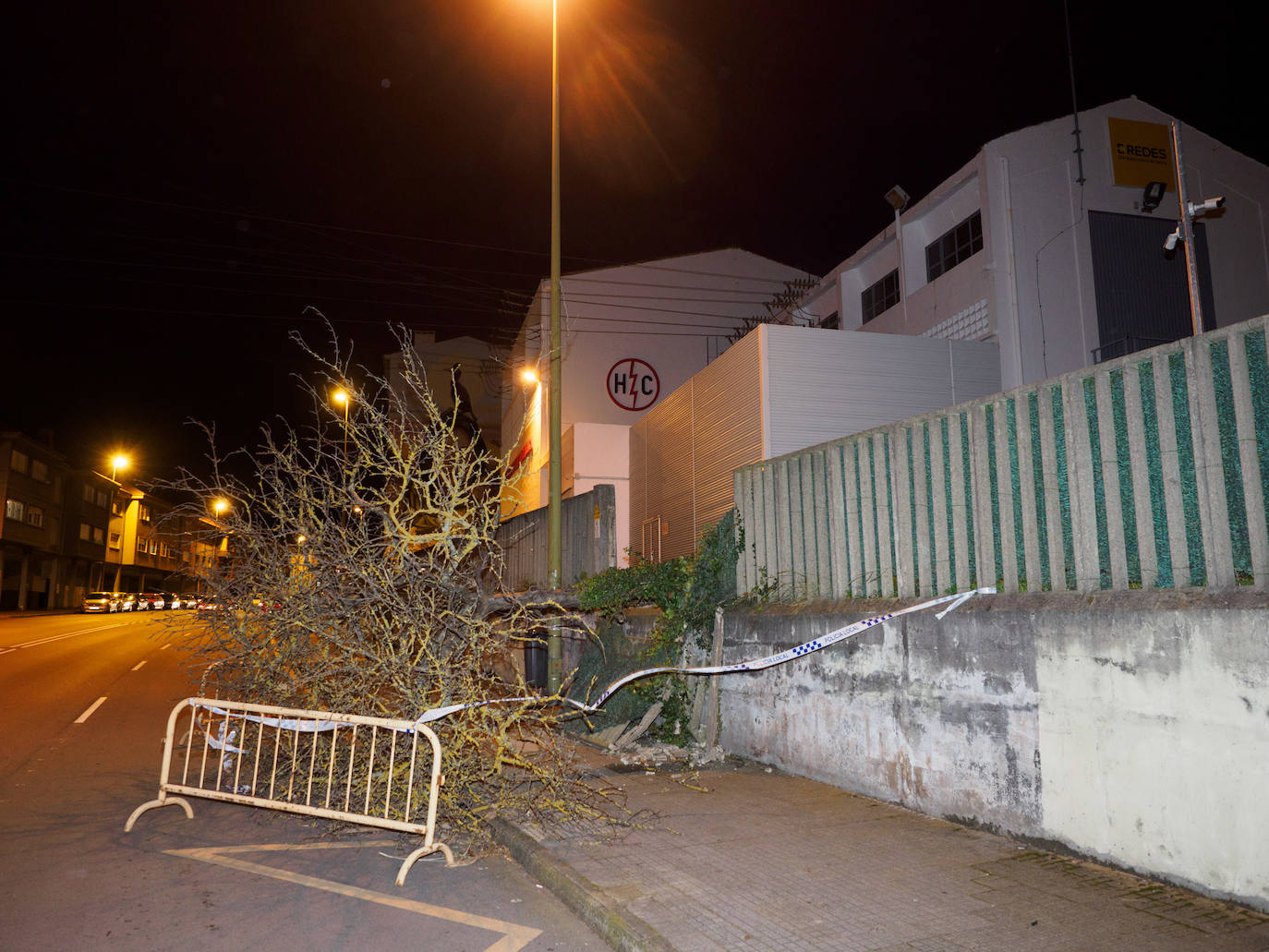 La borrasca 'Bella' que azota la cornisa Cantábrica deja rachas de hasta 110 kilómetros por hora y olas de diez metros en la región.