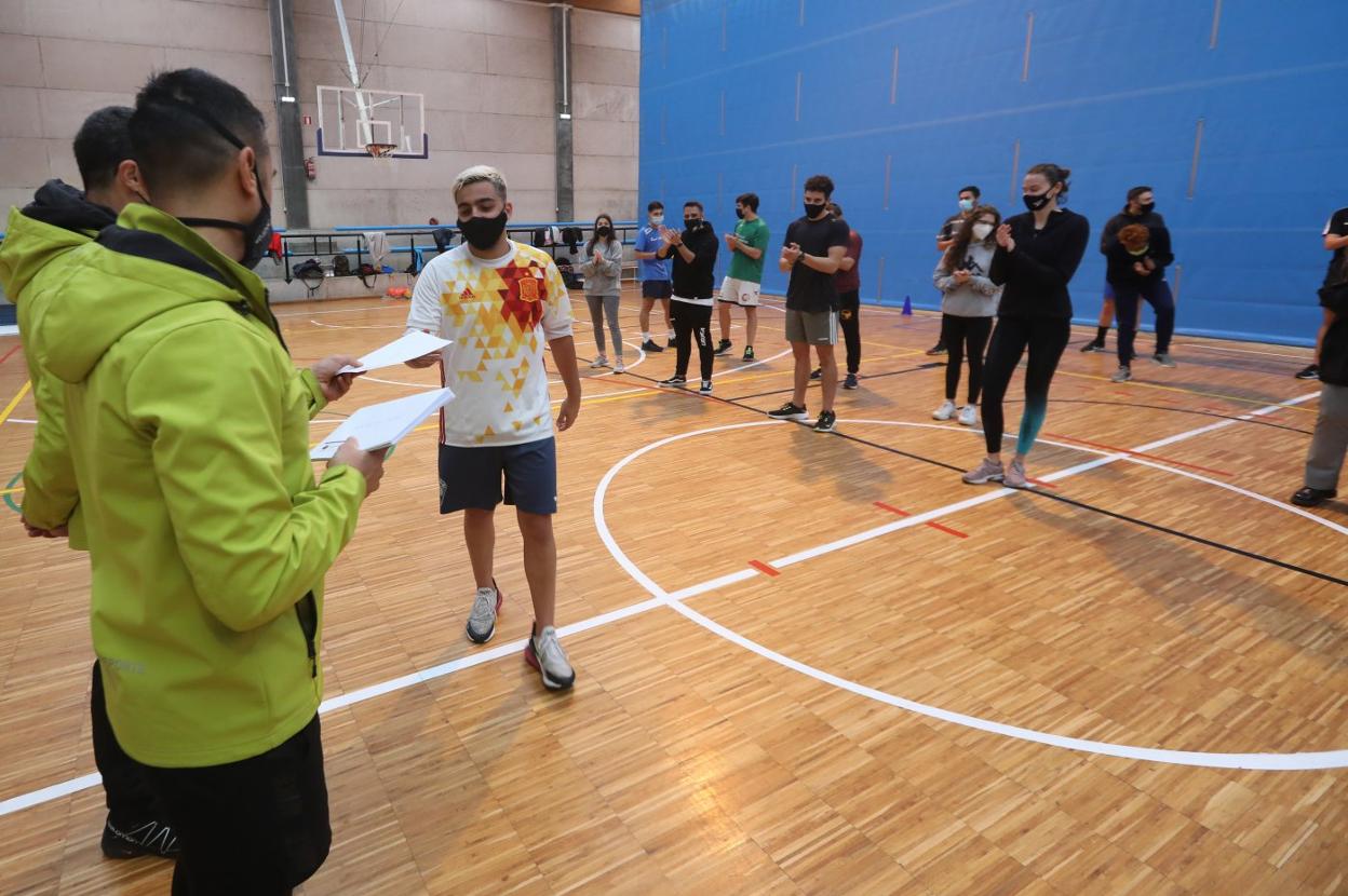 Entrega de notas a alumnos de la Escuela del Deporte el pasado martes en el polideportivo de Jardín de Cantos. 