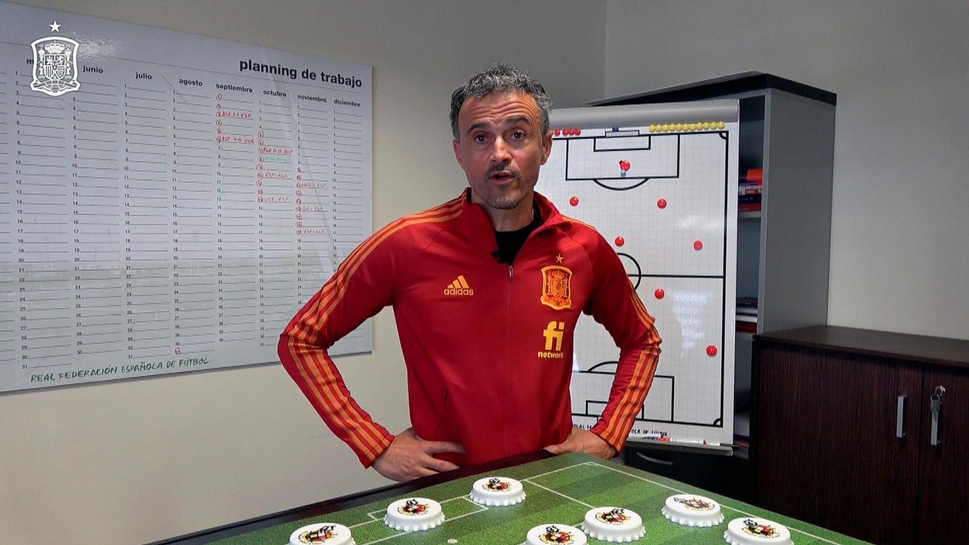 Luis Enrique, en una de las salas donde trabaja con su equipo. 