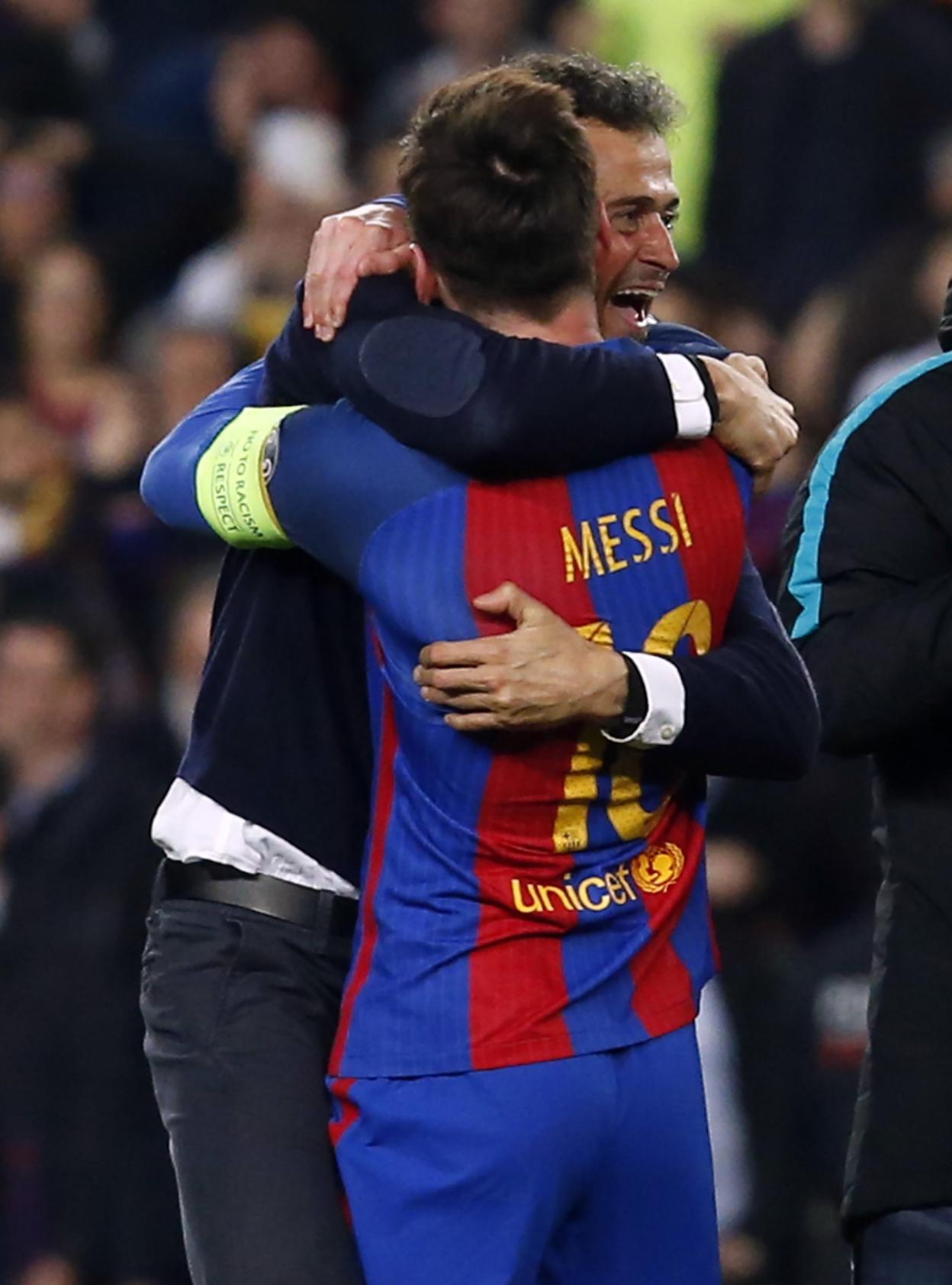 Luis Enrique y Messi se abrazan tras ganar la Champions. 