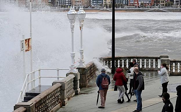 El temporal pone en alerta al Principado por viento y mal estado de la mar. 