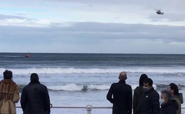 Amplio despliegue de rescate en la playa de San Lorenzo tras una falsa alarma