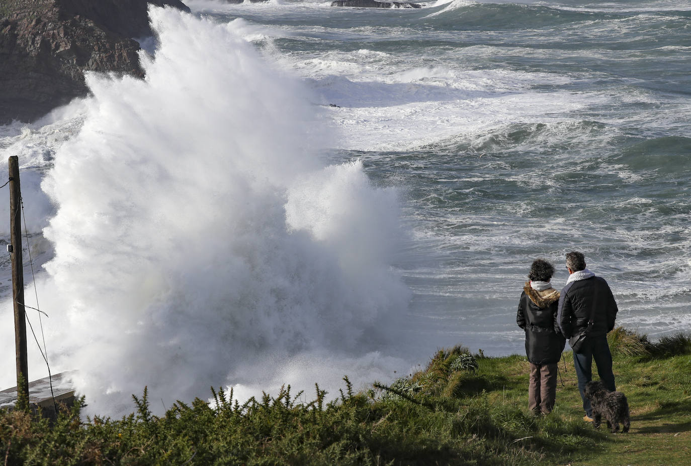 El fuerte oleaje provocado por el temporal 'Bella' ha provocado la rotura del dique de abrigo exterior del puerto de Viavélez (El Franco), llevándose por delante el faro de luz de entrada al puerto. El suceso no ha cogido por sorpresa a pescadores profesionales y deportivos que vienen denunciado desde hace años las carencias y el estado que presenta la infraestructura 