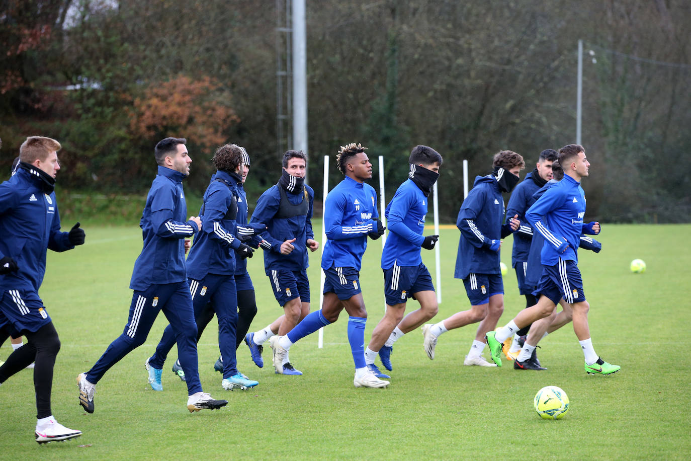 Tras el parón navideño, los azules han vuelto a entrenar este lunes con las ausencias de Édgar y Borja Sánchez (ambos por haber dado positivo por coronavirus) y de Brazao, con el permiso del club para no incorporarse aún. 