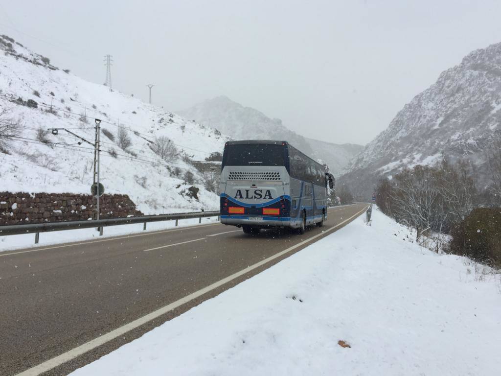 La borrasca 'Bella' ha provocado más de 1.900 incidencias en Asturias y complica las comunicaciones. La nieve acumulada en las últimas horas, que ha cerrado el puerto del Connio, obliga a usar cadenas en 15 altos de montaña. Los fuertes vientos han procovado la caída de árboles y la Aemet mantiene el litoral del Principado en alerta roja por olas de hasta diez metros 