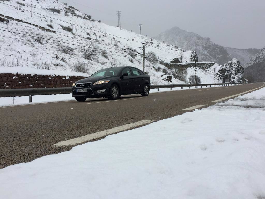 La borrasca 'Bella' ha provocado más de 1.900 incidencias en Asturias y complica las comunicaciones. La nieve acumulada en las últimas horas, que ha cerrado el puerto del Connio, obliga a usar cadenas en 15 altos de montaña. Los fuertes vientos han procovado la caída de árboles y la Aemet mantiene el litoral del Principado en alerta roja por olas de hasta diez metros 