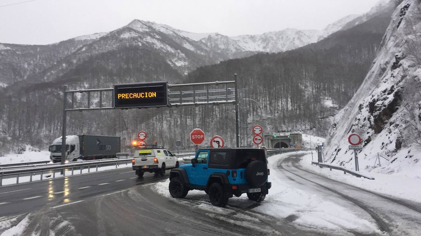 La borrasca 'Bella' ha provocado más de 1.900 incidencias en Asturias y complica las comunicaciones. La nieve acumulada en las últimas horas, que ha cerrado el puerto del Connio, obliga a usar cadenas en 15 altos de montaña. Los fuertes vientos han procovado la caída de árboles y la Aemet mantiene el litoral del Principado en alerta roja por olas de hasta diez metros 