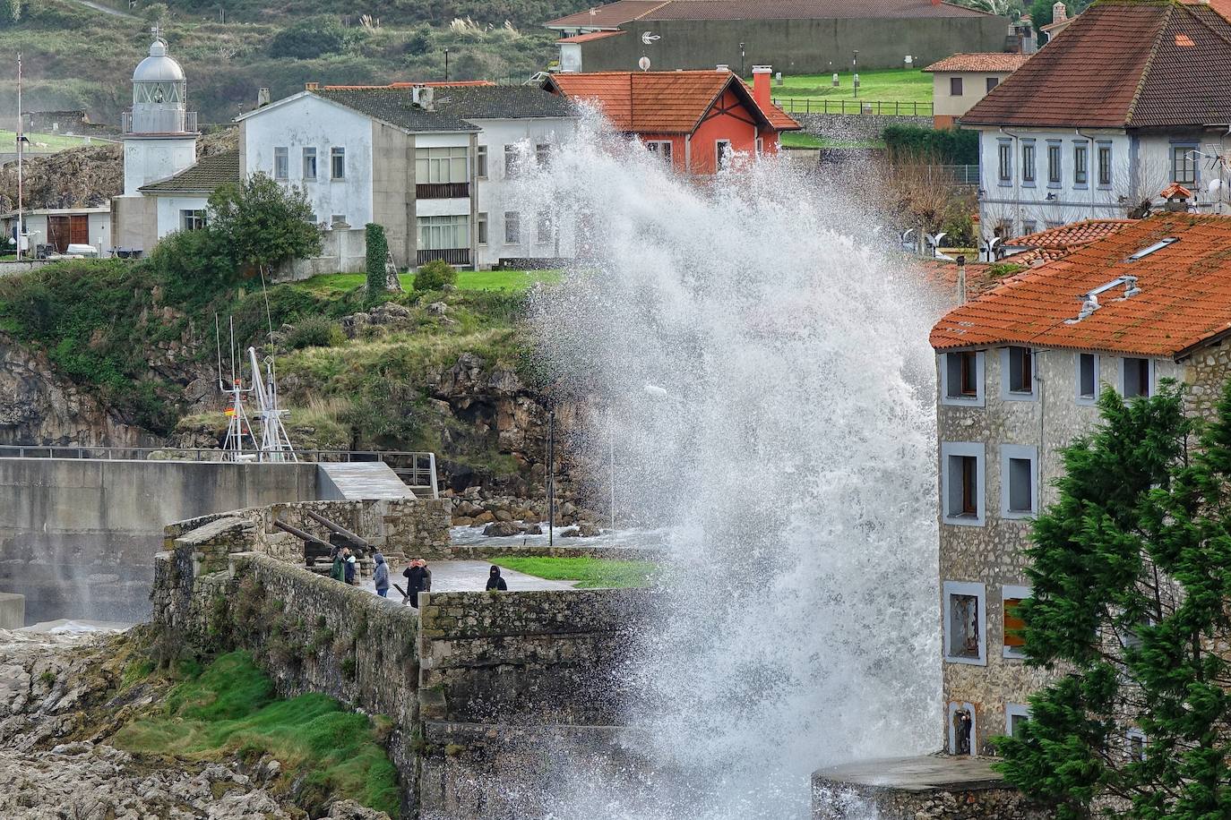 La borrasca 'Bella' ha provocado más de 1.900 incidencias en Asturias y complica las comunicaciones. La nieve acumulada en las últimas horas, que ha cerrado el puerto del Connio, obliga a usar cadenas en 15 altos de montaña. Los fuertes vientos han procovado la caída de árboles y la Aemet mantiene el litoral del Principado en alerta roja por olas de hasta diez metros 