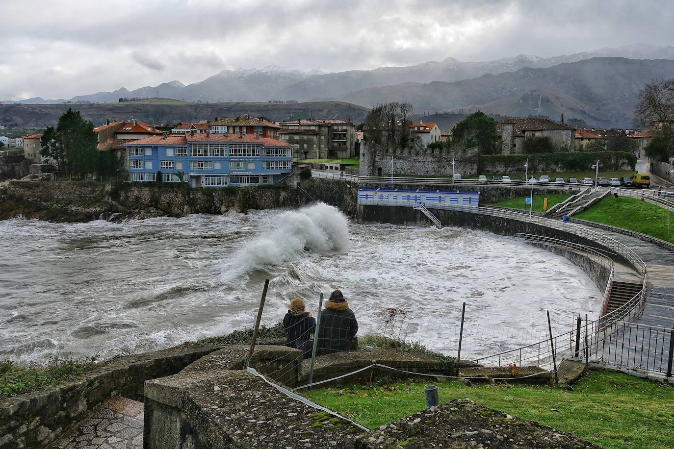 La borrasca 'Bella' ha provocado más de 1.900 incidencias en Asturias y complica las comunicaciones. La nieve acumulada en las últimas horas, que ha cerrado el puerto del Connio, obliga a usar cadenas en 15 altos de montaña. Los fuertes vientos han procovado la caída de árboles y la Aemet mantiene el litoral del Principado en alerta roja por olas de hasta diez metros 