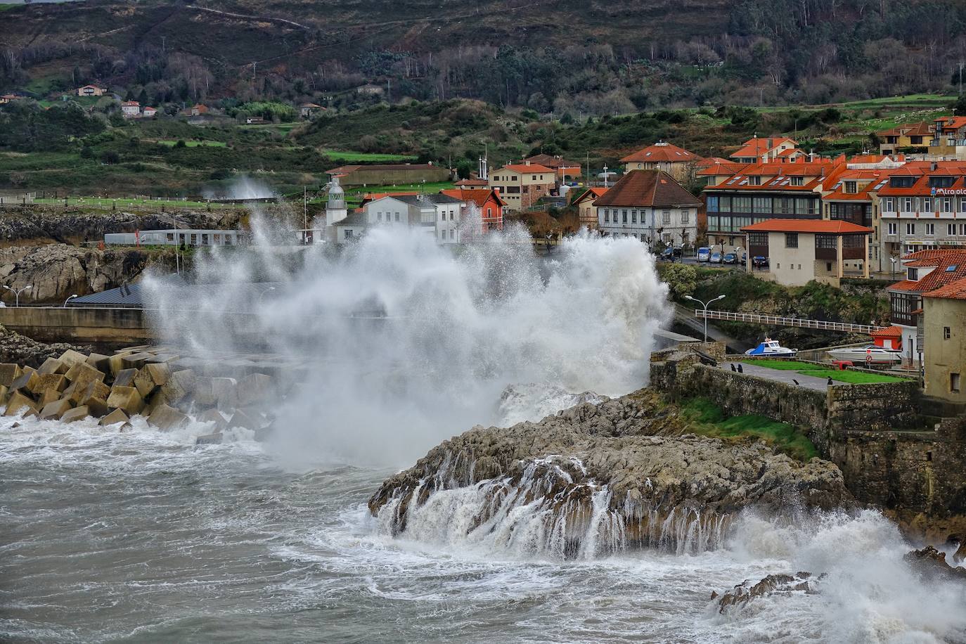 La borrasca 'Bella' ha provocado más de 1.900 incidencias en Asturias y complica las comunicaciones. La nieve acumulada en las últimas horas, que ha cerrado el puerto del Connio, obliga a usar cadenas en 15 altos de montaña. Los fuertes vientos han procovado la caída de árboles y la Aemet mantiene el litoral del Principado en alerta roja por olas de hasta diez metros 