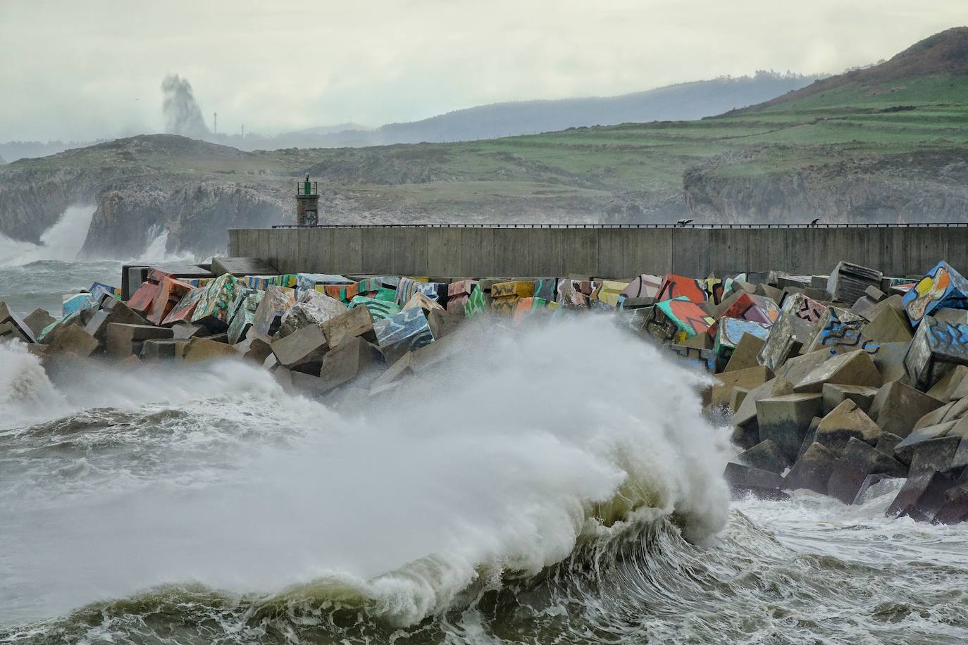 La borrasca 'Bella' ha provocado más de 1.900 incidencias en Asturias y complica las comunicaciones. La nieve acumulada en las últimas horas, que ha cerrado el puerto del Connio, obliga a usar cadenas en 15 altos de montaña. Los fuertes vientos han procovado la caída de árboles y la Aemet mantiene el litoral del Principado en alerta roja por olas de hasta diez metros 