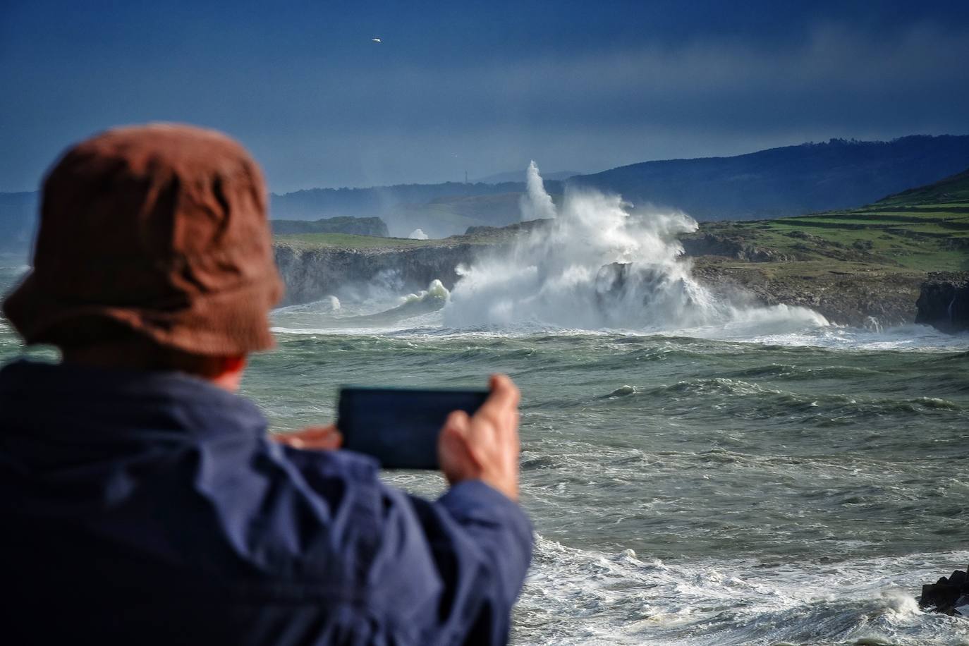 La borrasca 'Bella' ha provocado más de 1.900 incidencias en Asturias y complica las comunicaciones. La nieve acumulada en las últimas horas, que ha cerrado el puerto del Connio, obliga a usar cadenas en 15 altos de montaña. Los fuertes vientos han procovado la caída de árboles y la Aemet mantiene el litoral del Principado en alerta roja por olas de hasta diez metros 