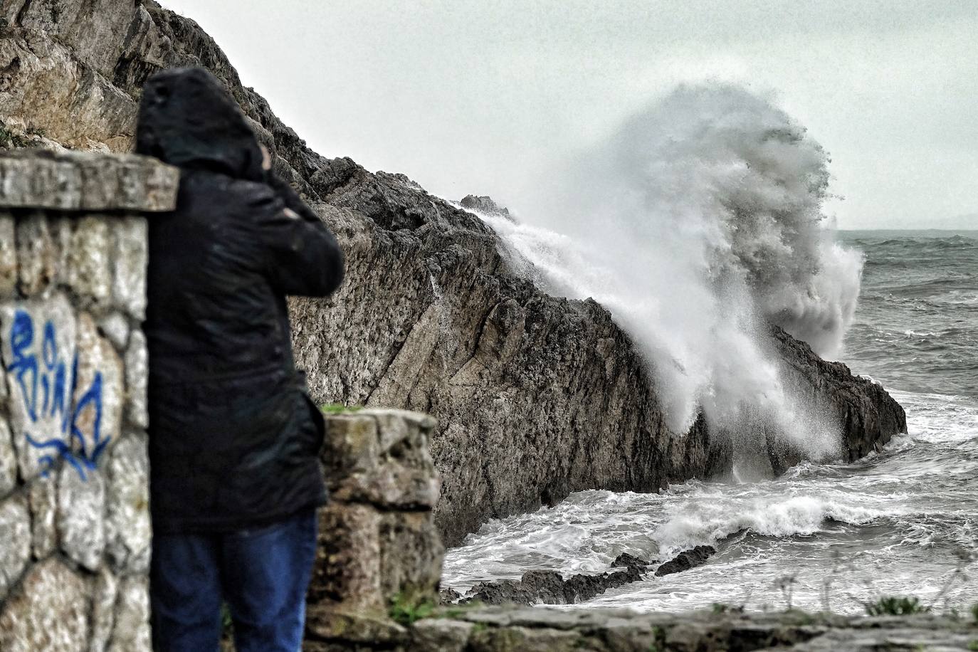 La borrasca 'Bella' ha provocado más de 1.900 incidencias en Asturias y complica las comunicaciones. La nieve acumulada en las últimas horas, que ha cerrado el puerto del Connio, obliga a usar cadenas en 15 altos de montaña. Los fuertes vientos han procovado la caída de árboles y la Aemet mantiene el litoral del Principado en alerta roja por olas de hasta diez metros 