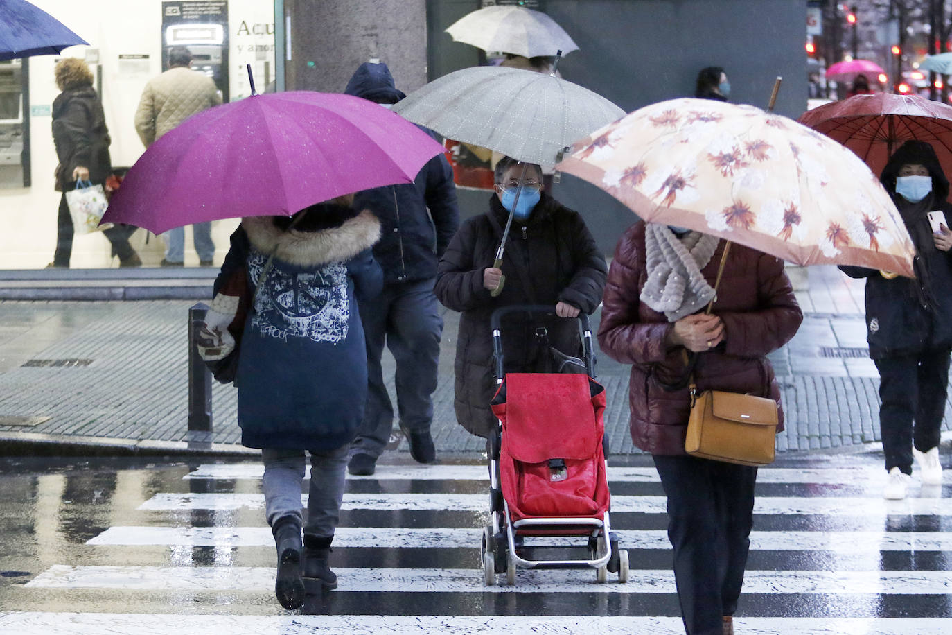 La borrasca 'Bella' ha provocado más de 1.900 incidencias en Asturias y complica las comunicaciones. La nieve acumulada en las últimas horas, que ha cerrado el puerto del Connio, obliga a usar cadenas en 15 altos de montaña. Los fuertes vientos han procovado la caída de árboles y la Aemet mantiene el litoral del Principado en alerta roja por olas de hasta diez metros 