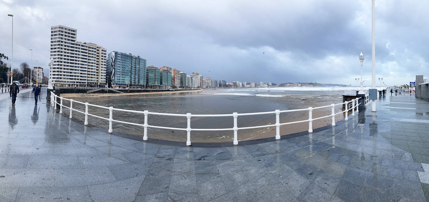 La borrasca 'Bella' ha provocado más de 1.900 incidencias en Asturias y complica las comunicaciones. La nieve acumulada en las últimas horas, que ha cerrado el puerto del Connio, obliga a usar cadenas en 15 altos de montaña. Los fuertes vientos han procovado la caída de árboles y la Aemet mantiene el litoral del Principado en alerta roja por olas de hasta diez metros 