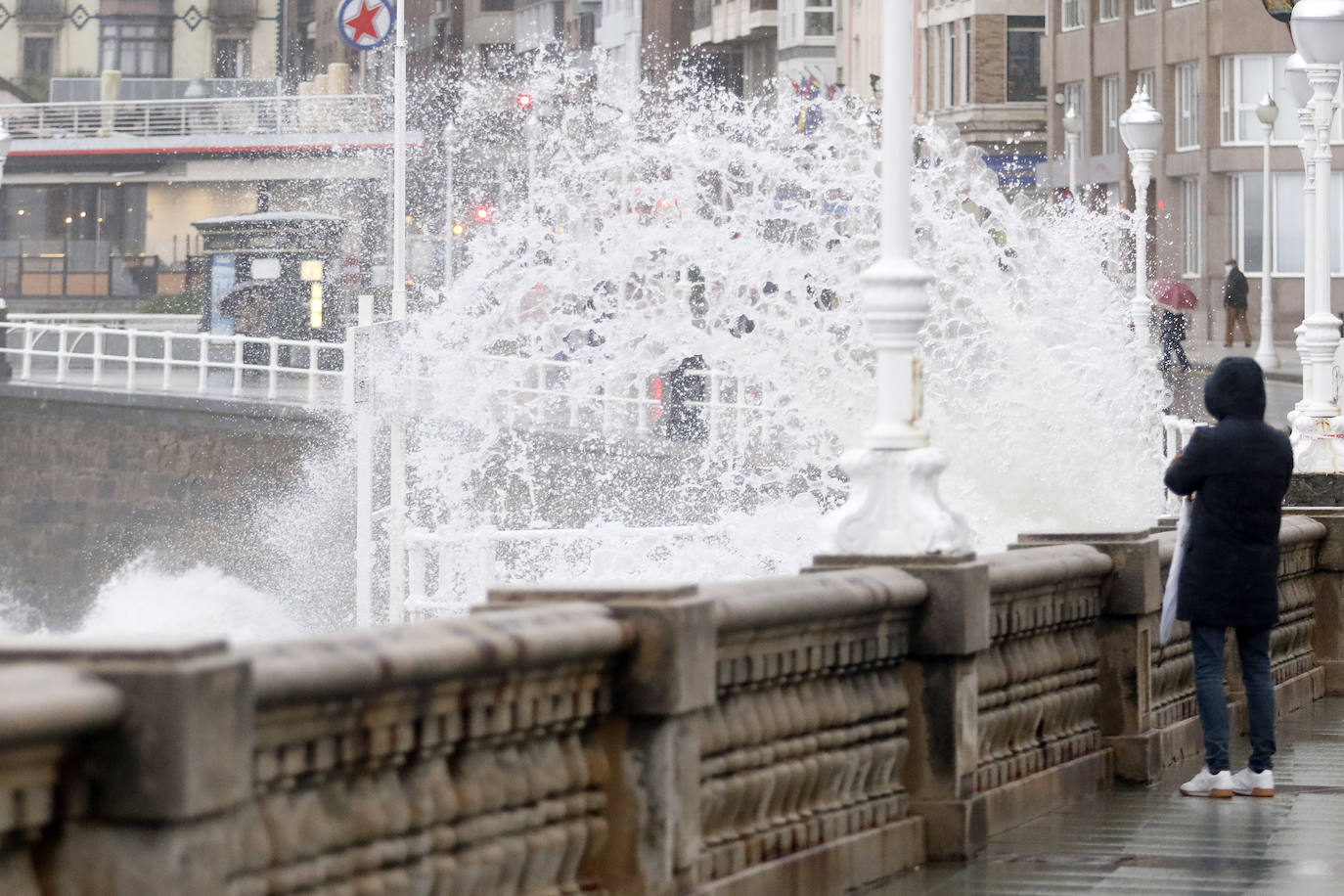 La borrasca 'Bella' ha provocado más de 1.900 incidencias en Asturias y complica las comunicaciones. La nieve acumulada en las últimas horas, que ha cerrado el puerto del Connio, obliga a usar cadenas en 15 altos de montaña. Los fuertes vientos han procovado la caída de árboles y la Aemet mantiene el litoral del Principado en alerta roja por olas de hasta diez metros 