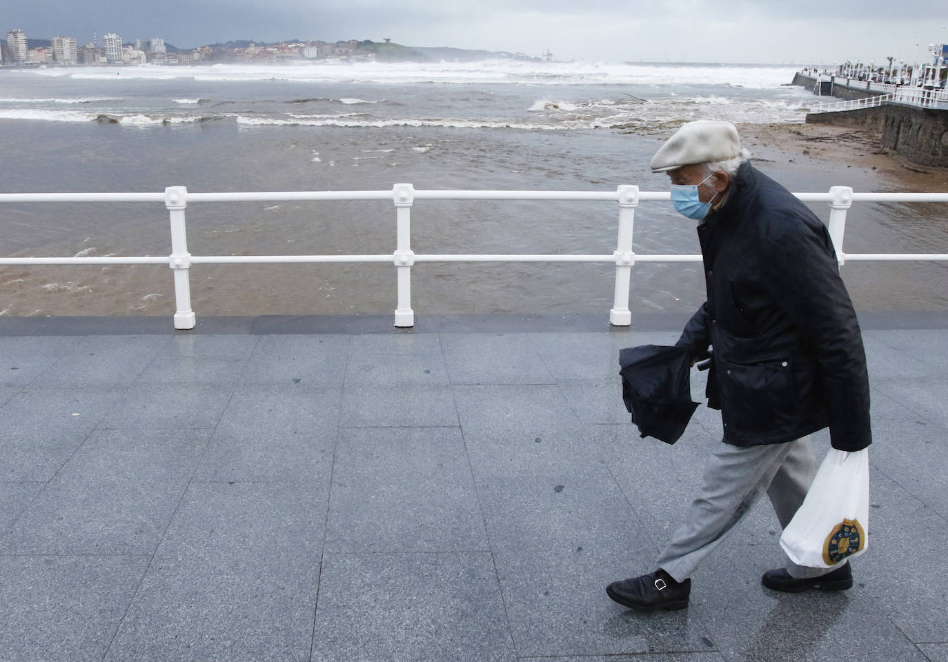La borrasca 'Bella' ha provocado más de 1.900 incidencias en Asturias y complica las comunicaciones. La nieve acumulada en las últimas horas, que ha cerrado el puerto del Connio, obliga a usar cadenas en 15 altos de montaña. Los fuertes vientos han procovado la caída de árboles y la Aemet mantiene el litoral del Principado en alerta roja por olas de hasta diez metros 