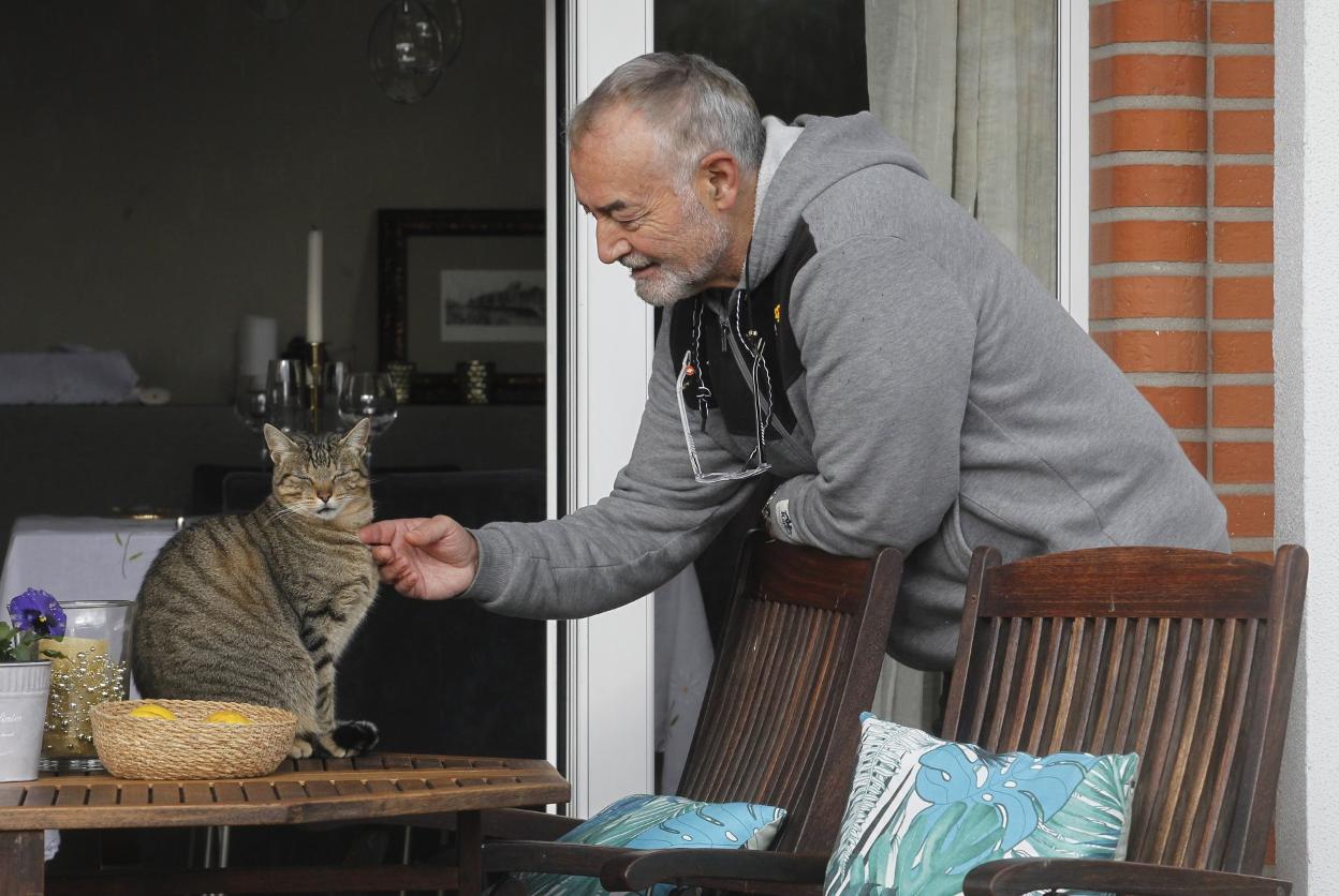 Gerardo Ruiz acaricia a su gato, en su domicilio de Gijón. 