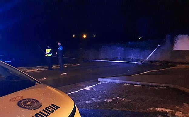 La Policía Local de Avilés, junto al muro derribado en El Pozón. 