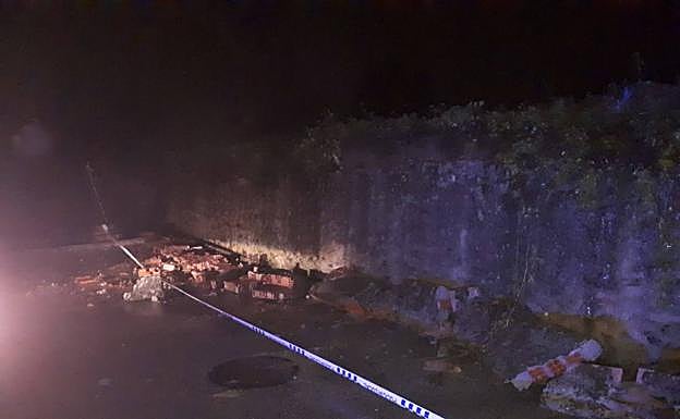 El muro de El Pozón causó daños en un vehículos. 
