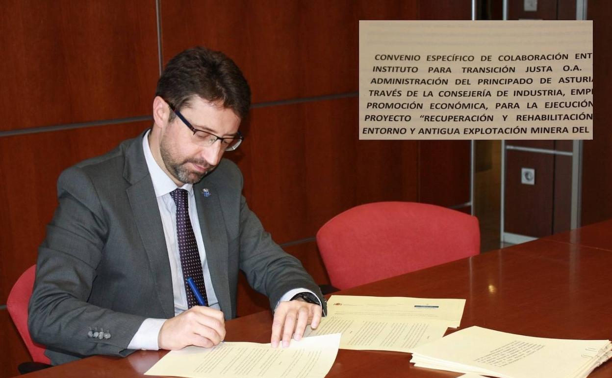 El consejero de Industria firma el acuerdo de fondos mineros.