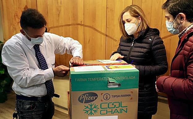 Las dosis han de transportarse a baja temperatura y el proceso tiene que ser cuidadosamente vigilado para garantizar su eficacia.