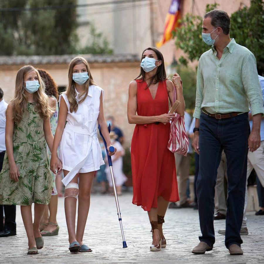 Una de sus nuevas prendas en el vestidor de este 2020: Tras finalizar sus visitas por toda España, los reyes acudieron a Mallorca para disfrutar de sus tradicionales vacaciones y en compañía de sus hijas. Para la ocasión vimos a la reina Letizia con un nuevo vestido midi en color rojo de la firma española Adolfo Domínguez, una de los pocos estrenos en su vestidor que nos deja este 2020.