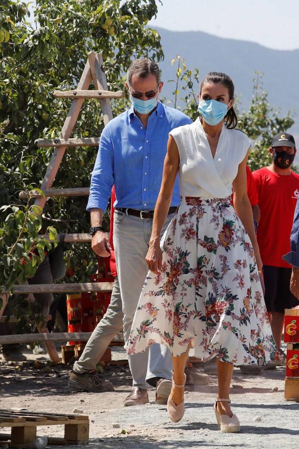 Look estilo años 50: La Reina Letizia en su visita a Murcia, recuperó otro conjunto de su armario de 2018. En concreto una falda con vuelo estilo años 50 firmada por Sweet Matitos, que conjunto a la perfección con este top cruzado de Zara en blanco.