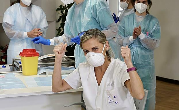 Socorro Mancebo, primera empleada de la Mixta en vacunarse.