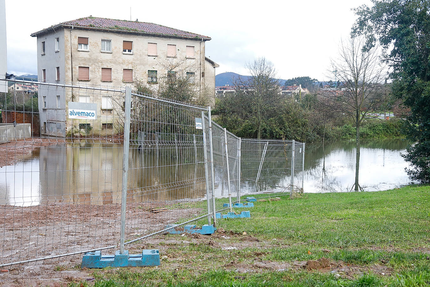 El frío y las fuertes precipitaciones volvieron a ser la nota predominante este martes en Asturias. Está previsto que durante las próximas horas remita el viento y el oleaje que ha castigado en los últimos días a la costa.