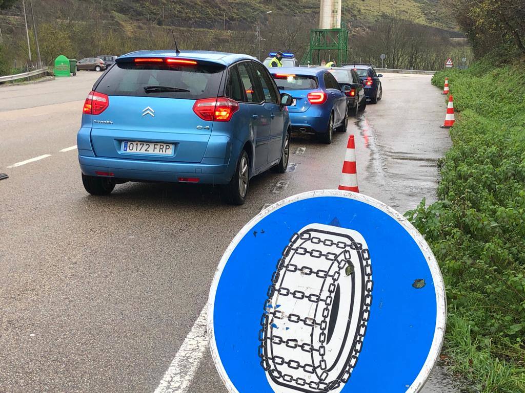 El frío y las fuertes precipitaciones volvieron a ser la nota predominante este martes en Asturias. Está previsto que durante las próximas horas remita el viento y el oleaje que ha castigado en los últimos días a la costa.