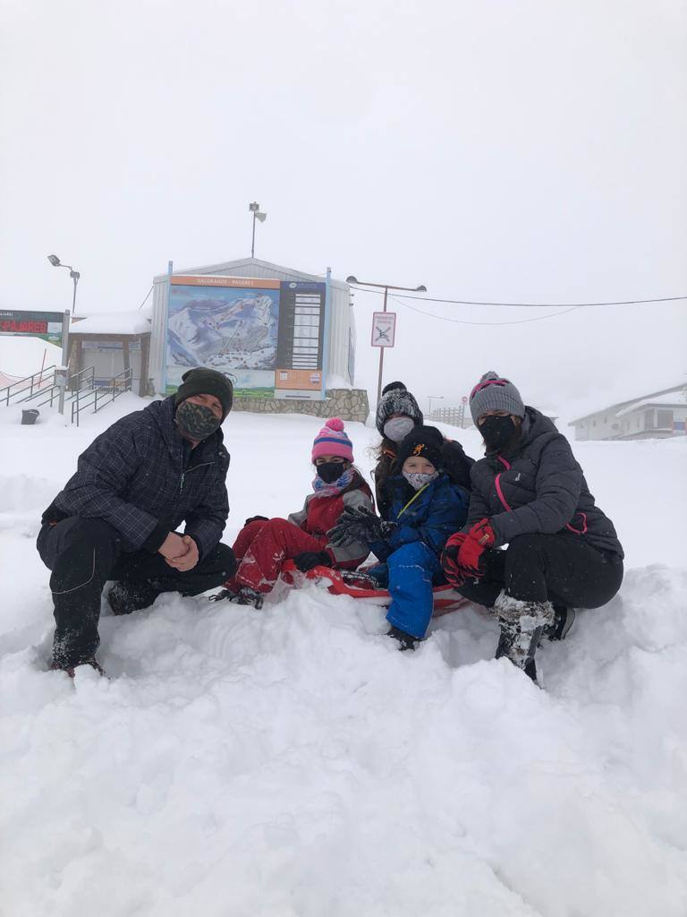 El frío y las fuertes precipitaciones volvieron a ser la nota predominante este martes en Asturias. Está previsto que durante las próximas horas remita el viento y el oleaje que ha castigado en los últimos días a la costa.