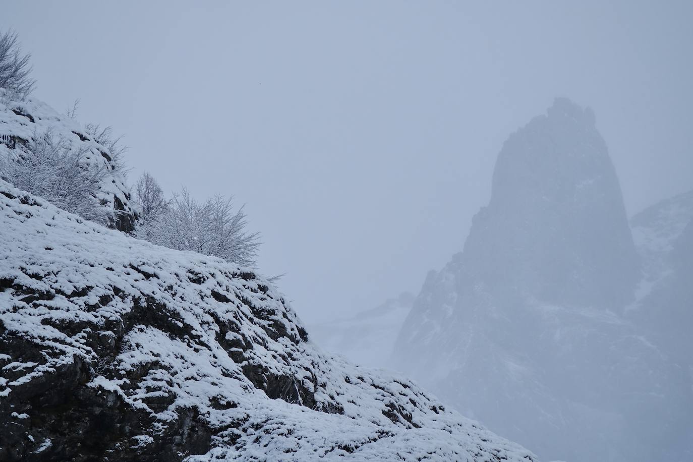 El frío y las fuertes precipitaciones volvieron a ser la nota predominante este martes en Asturias. Está previsto que durante las próximas horas remita el viento y el oleaje que ha castigado en los últimos días a la costa.